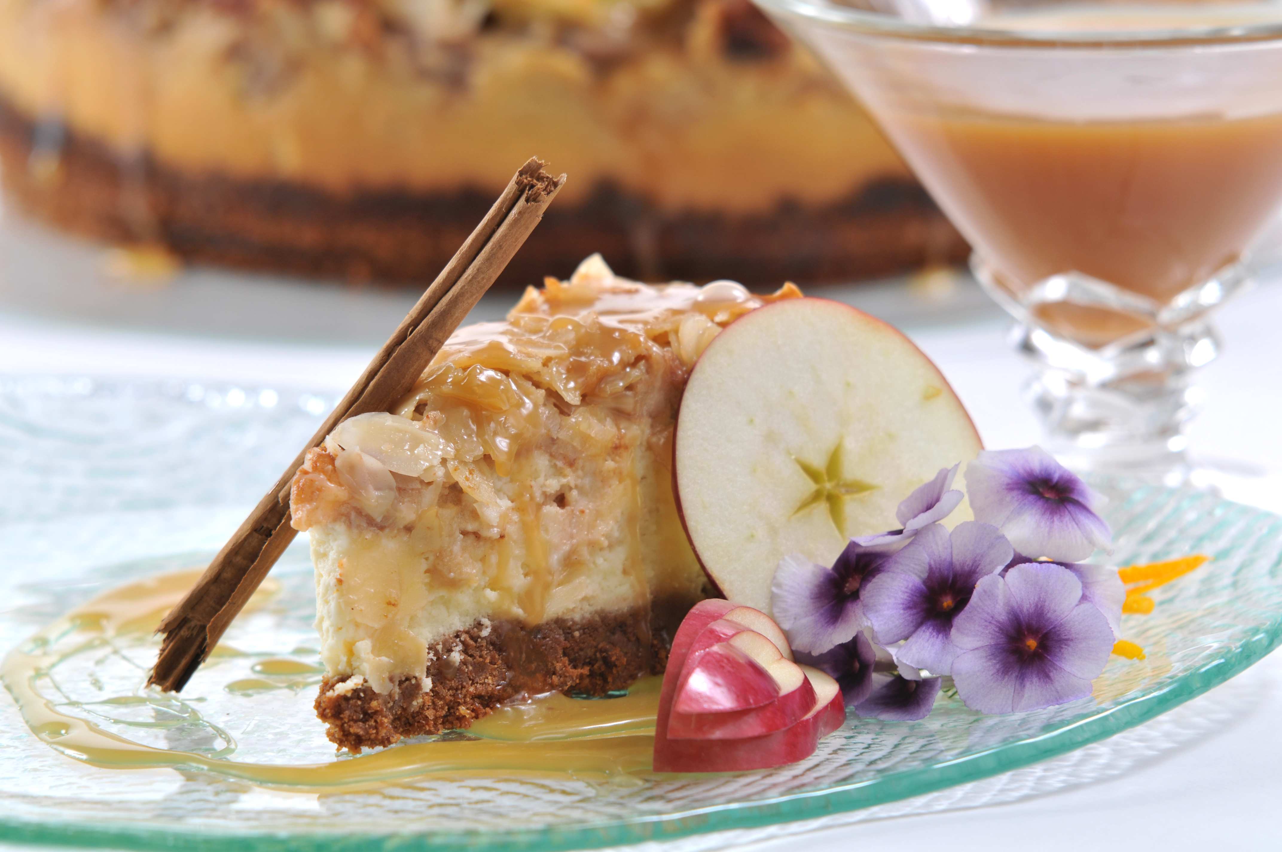 G&acirc;teau au fromage cuit aux pommes, sauce caramel &agrave; la fleur d'oranger (Recette disponible dans le livre de recettes Tout l'monde &agrave; table) 