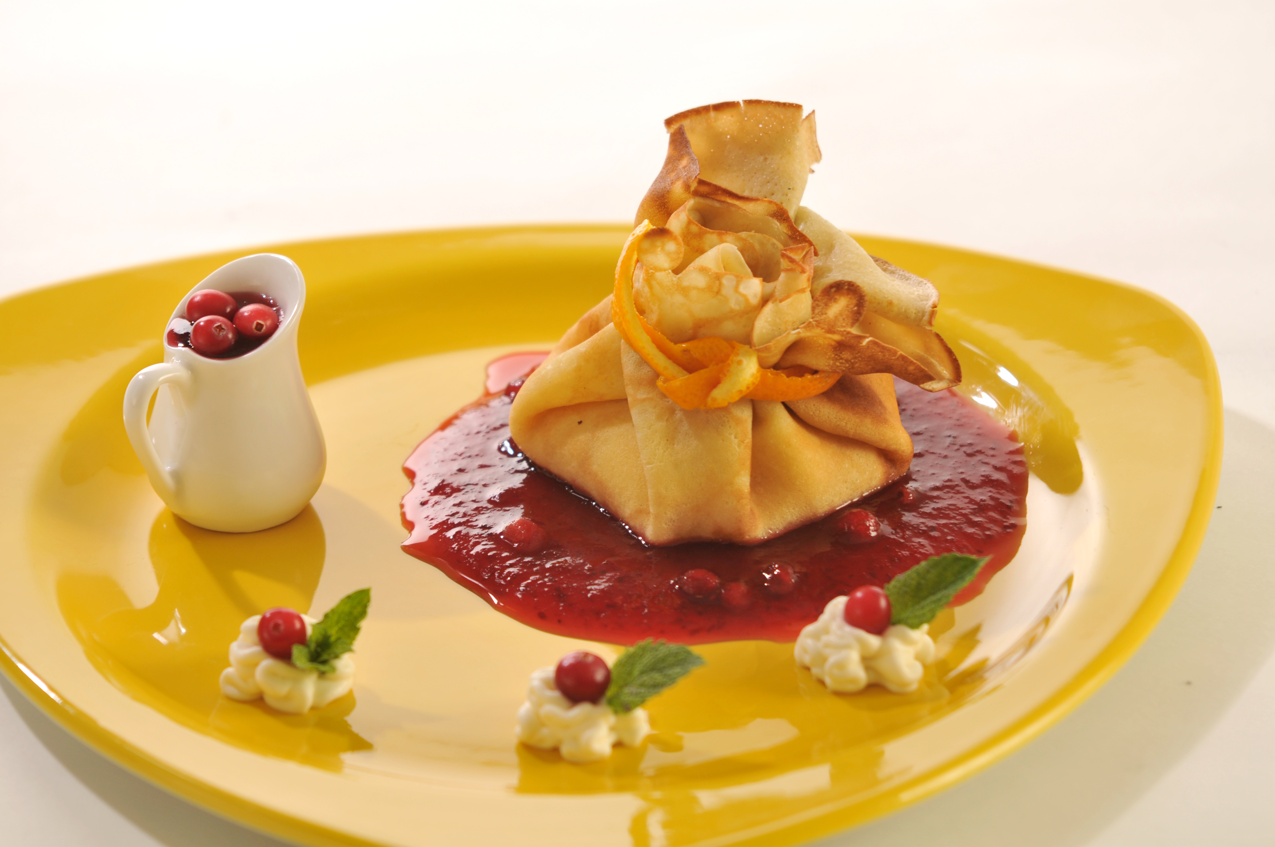 Cr&ecirc;pe au fromage et coulis d' atocas sauvages (Recette disponible dans le livre Tout l'monde &agrave; Table)
